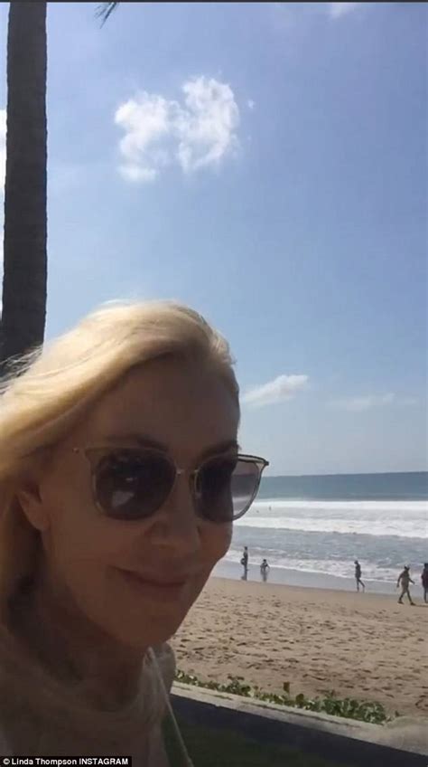 Linda Thompson, 68, shows off her incredible bikini。